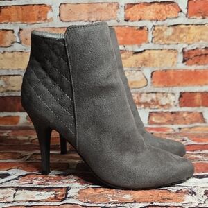 Dexflex Comfort Gray Quilted Heeled Ankle Boots Size 7